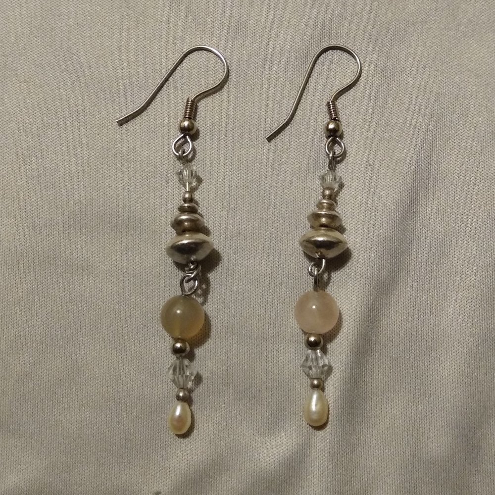 Handmade quartz & silvertone earrings🤍✨